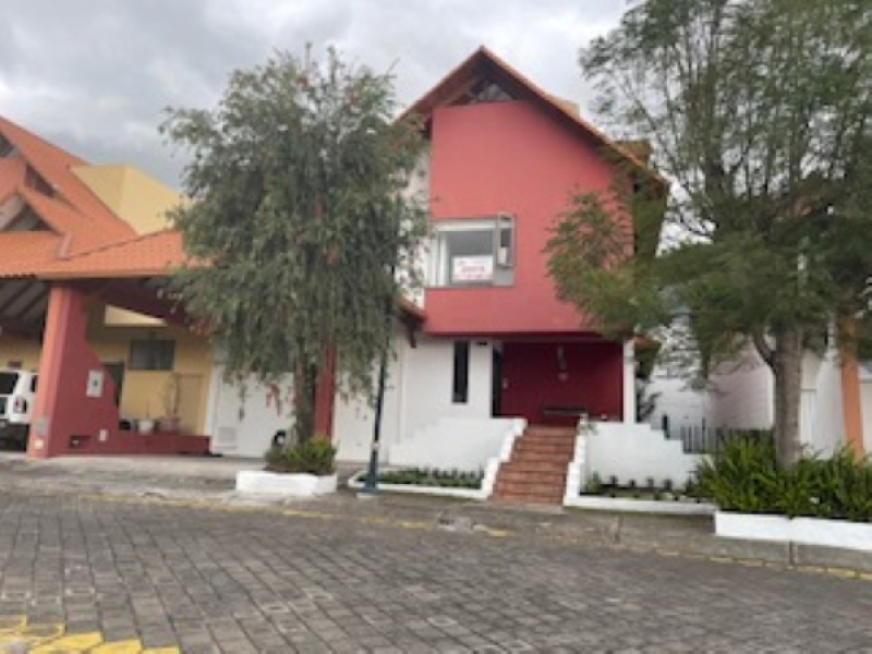 CASA EN VENTA EN BALCONES DE CUMBAYA